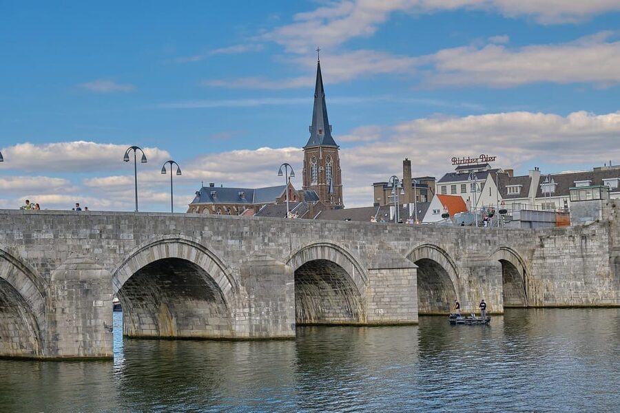 Maastricht: Day trip from Amsterdam with 3 country point - How to use your five hours in Maastricht