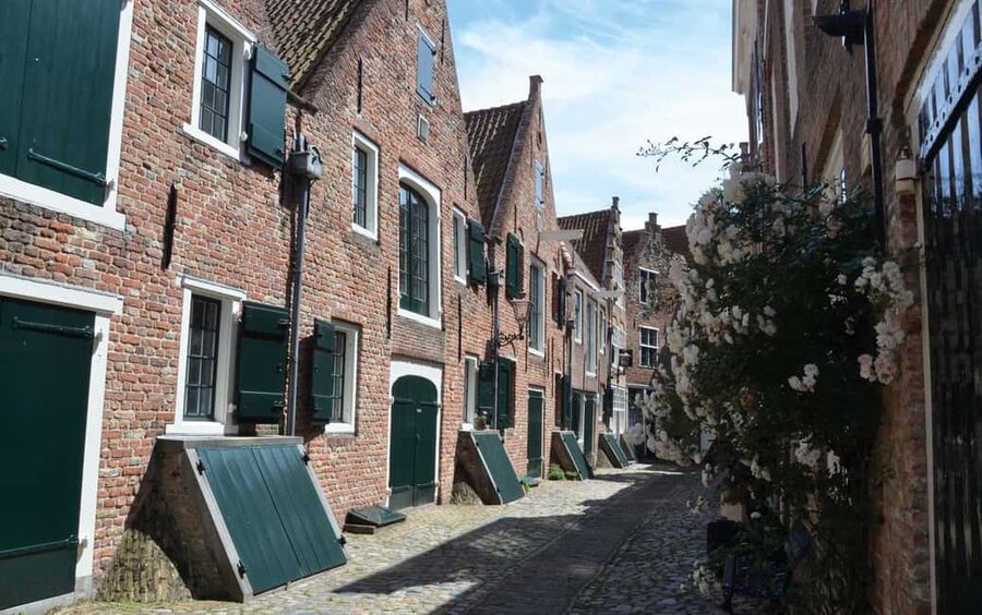 Middelburg: Guided City Walking Tour - Meeting before the Town Hall on the Markt