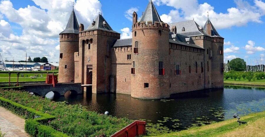 Muiden: Entry Ticket to Muiderslot Castle - Arriving at Muiderslot from Muiden