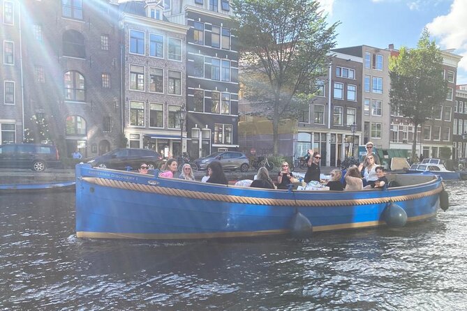 Open Dutch Boat! Silent electric drive. Nice cosy boat ride... - A quiet start on Prinsengracht