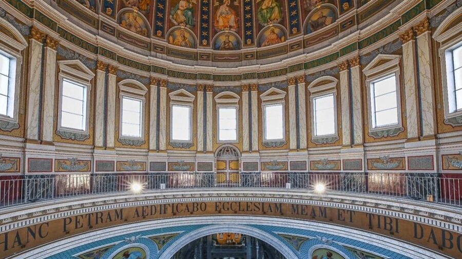Oudenbosch: Tour at Basilica of the Holy Agatha and Barbara - Looking up at the dome paintings