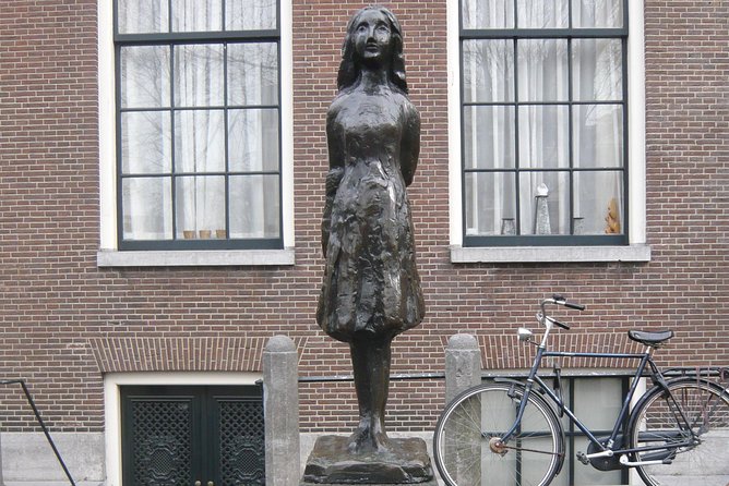 Private Amsterdam WW2 walking tour - Walking to Dam Square and the Royal Palace
