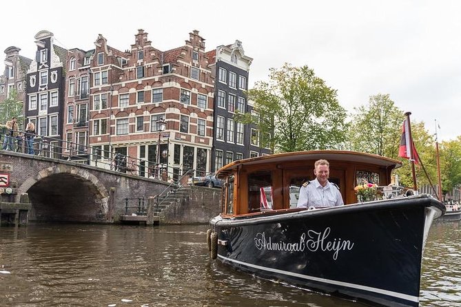 Private boat tour on a electric saloon boat - The captain matters more than the boat