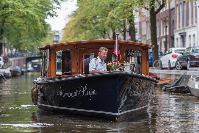 Private boat tour on a electric saloon boat - Why the private format changes the experience