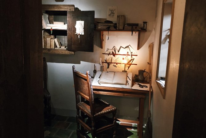 Rembrandt House & Neighborhood Exclusive Guided Walking Tour - Key points before you book