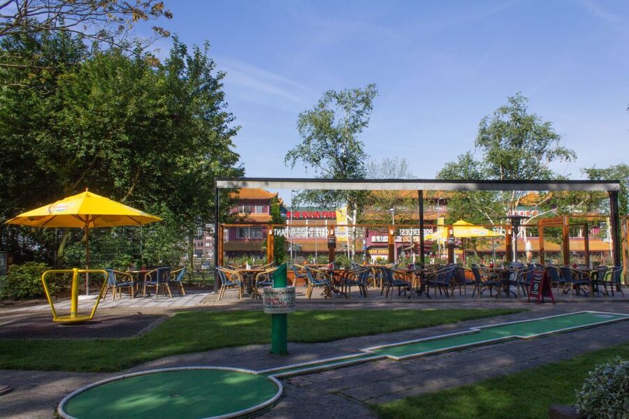 Rotterdam: 18-Hole Mini-Golf Game - Getting your equipment and choosing your pace