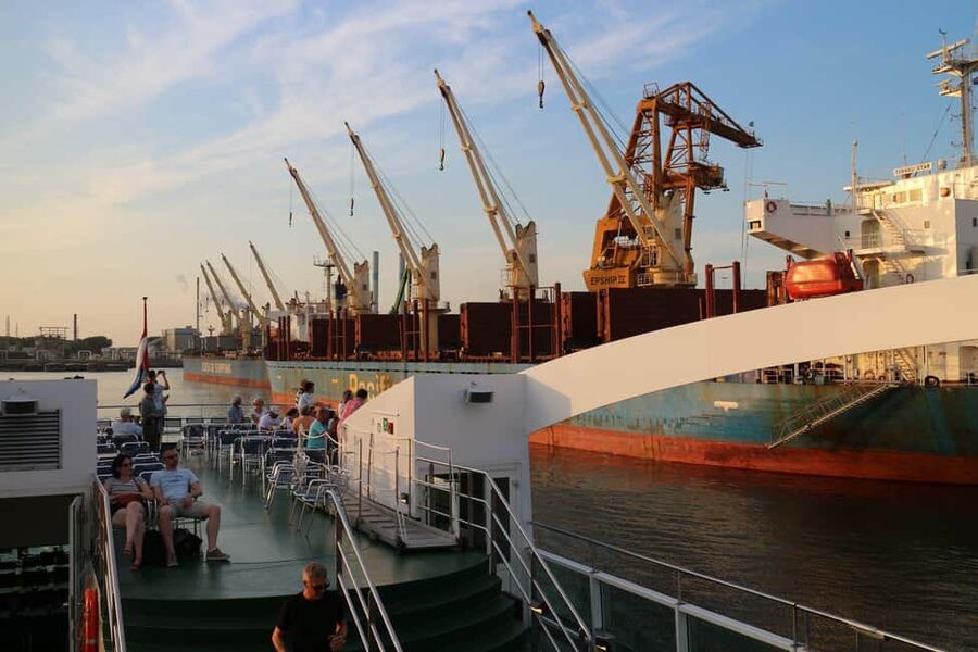 Rotterdam: Summer Evening Cruise with Live Entertainment - A summer evening begins at the WereldMuseum