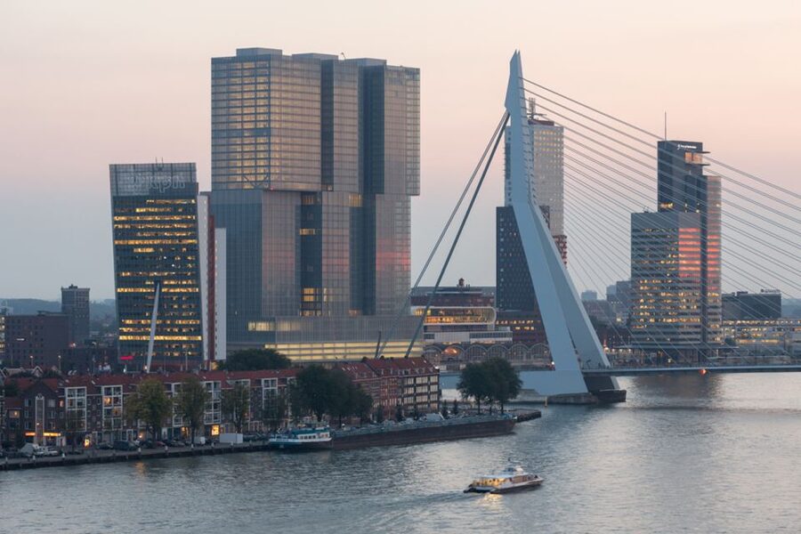Rotterdam: Wilhelminapier, High-rise & floating architecture - Reading De Rotterdam from the Wilhelminapier