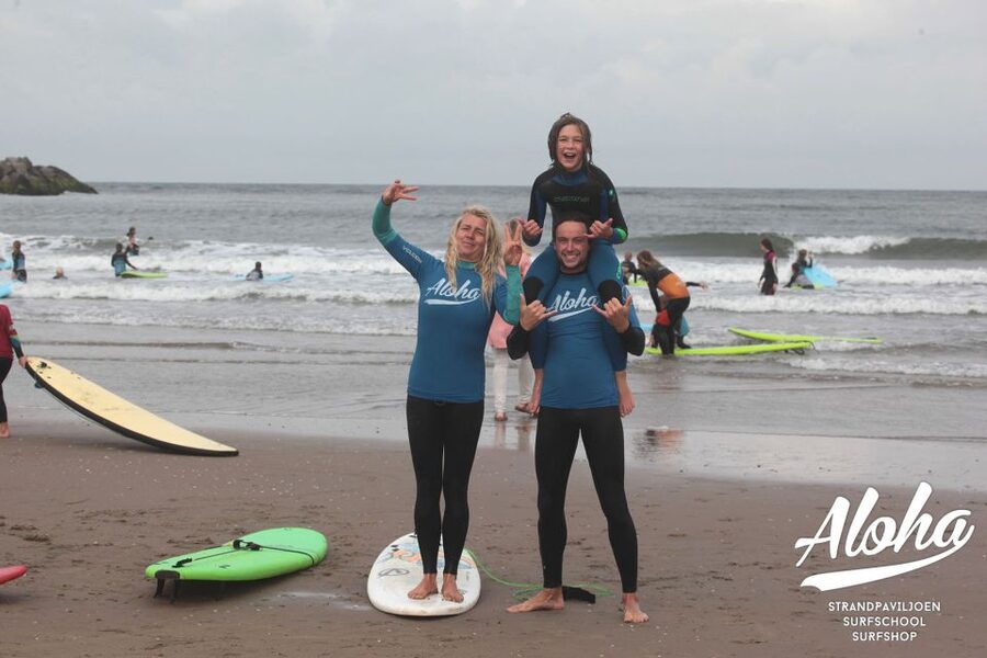 Scheveningen Beach: 1,5 hour Surf experience for families - Getting the feeling of standing on a surfboard