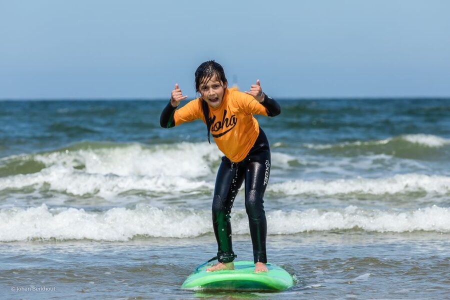 Scheveningen Beach: 1,5-Hour Surf Experience for kids - From surfboard basics to the first wave