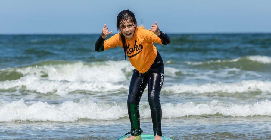 Scheveningen Beach: 1,5-Hour Surf Experience for kids - Meeting the instructor at the blue Aloha building