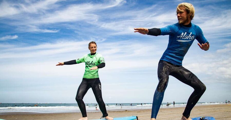 Scheveningen Beach: 2-Hour Surf Experience for Adults - Meeting the instructor at the blue Aloha Flag