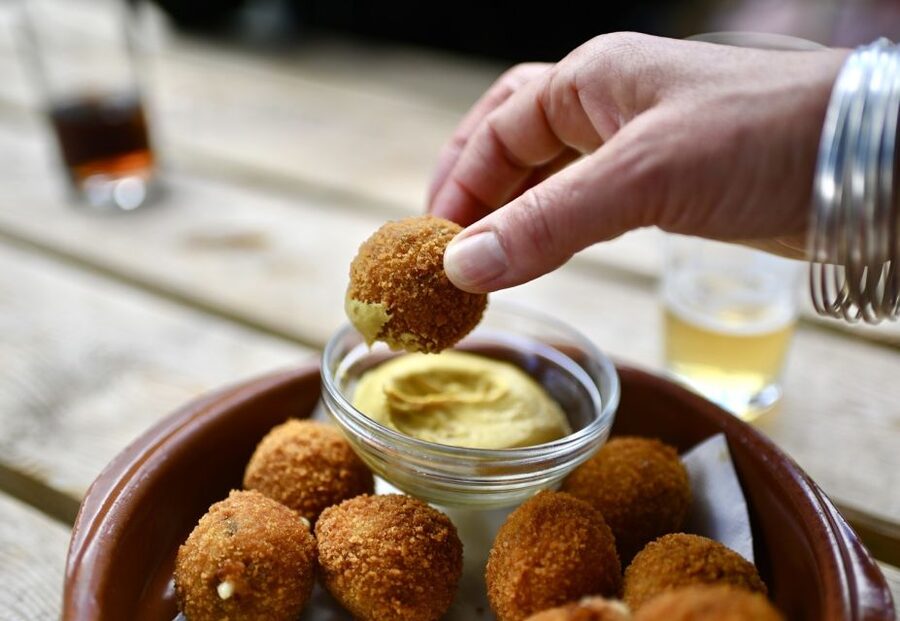 Secret Food Tours Amsterdam - Market stroopwafel and the pleasure of a fresh bite