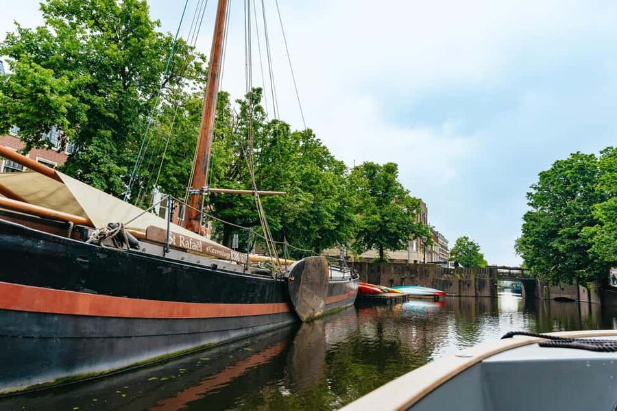 The Hague: Canal Cruise with music from local artists - Who will enjoy this canal cruise most?