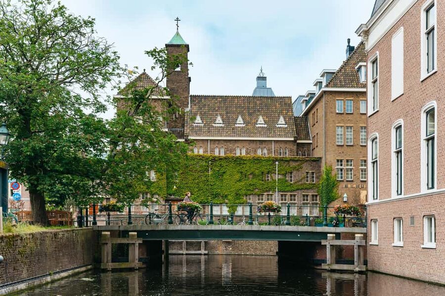 The Hague: Canal Cruise with music from local artists - Old canal homes and a close-up city view