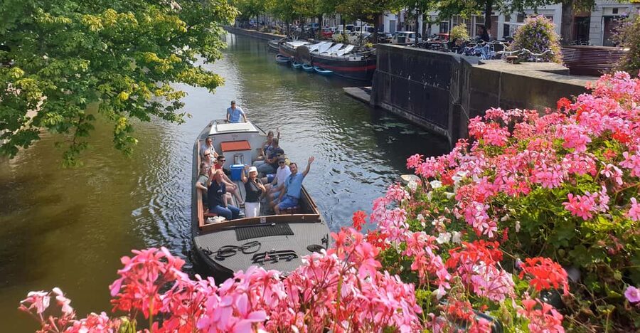 The Hague: City Canal Cruise - Guides who turn buildings into stories
