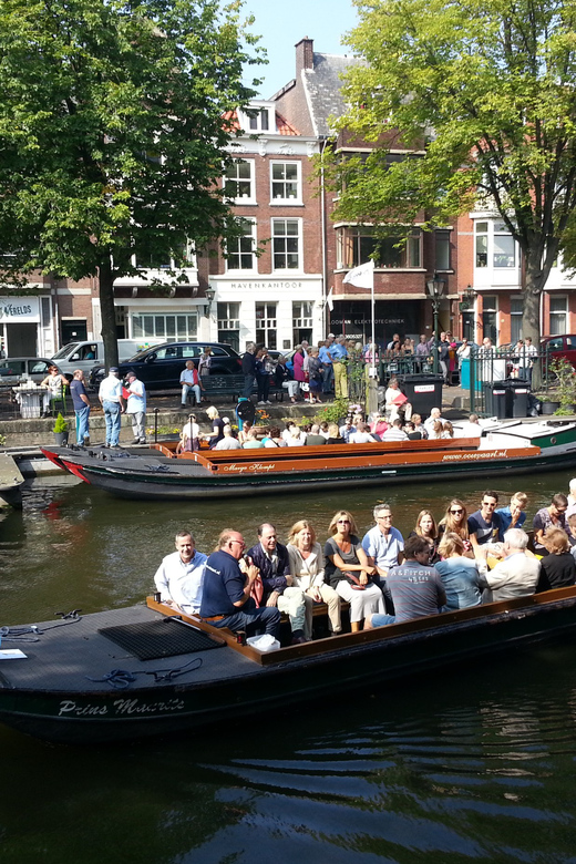 The Hague: City Canal Cruise - Making the most of your seat