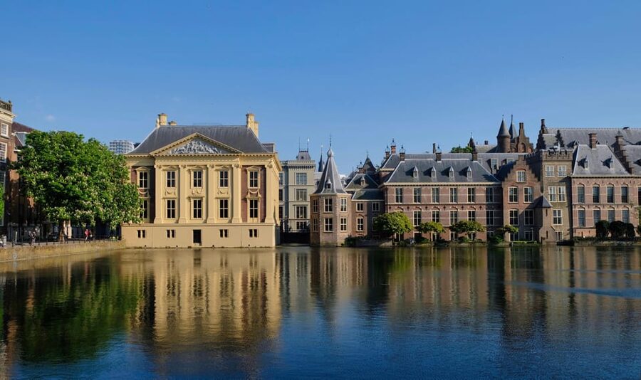 The Hague: City Walking Tour - Hofvijver, the court pond beside government
