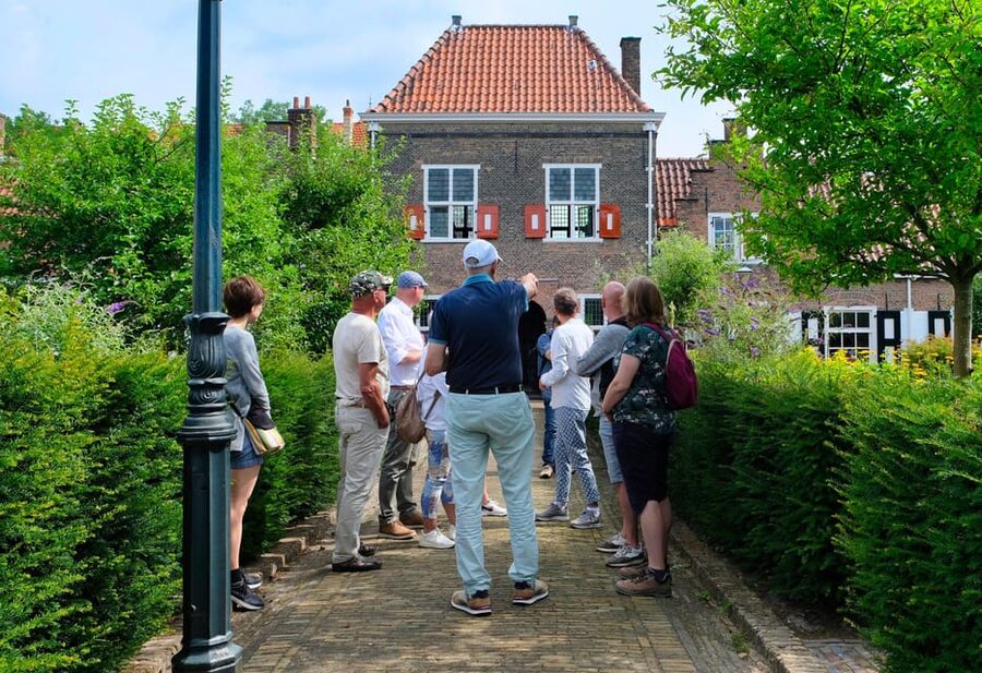 The Hague: Courtyard Walking Tour - Entering the hidden courtyards