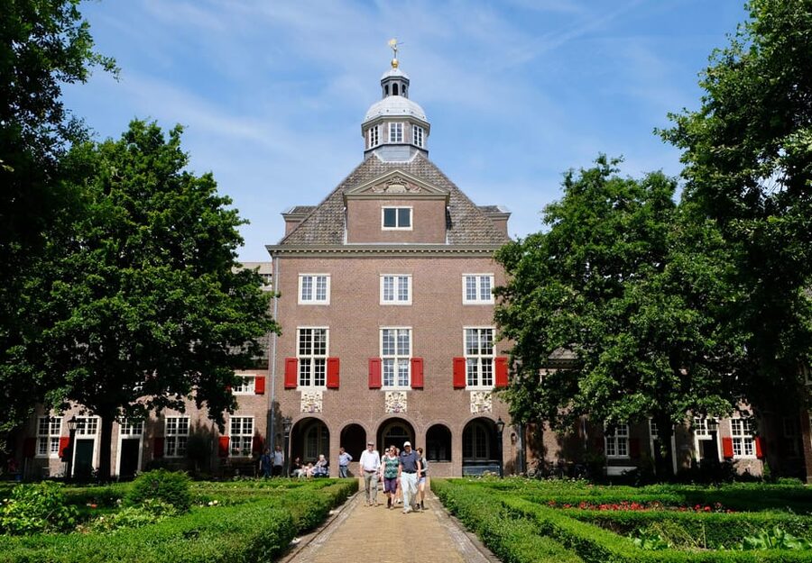 The Hague: Courtyard Walking Tour - A small group with a local voice