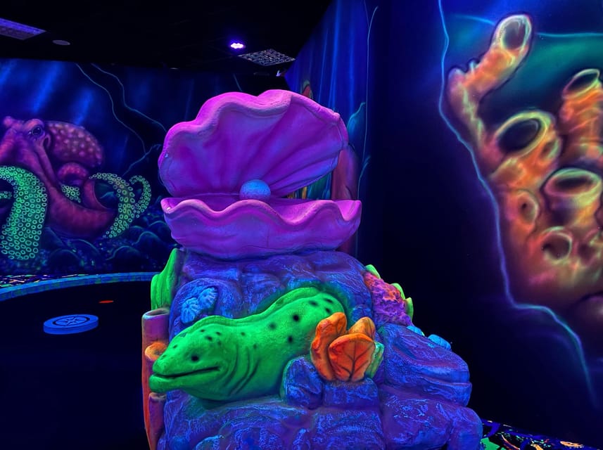 The Hague: Glowgolf Glow in the Dark Indoor Minigolf - A black-light course inside Palace Promenade
