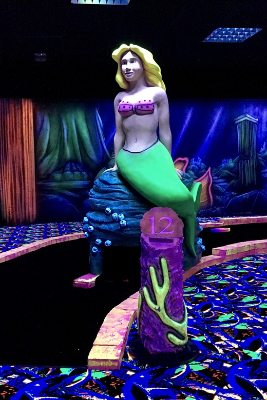 The Hague: Glowgolf Glow in the Dark Indoor Minigolf - Making the most of the Scheveningen location