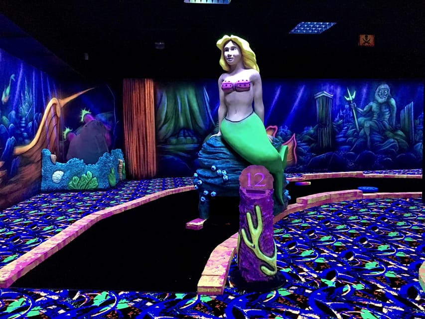 The Hague: Glowgolf Glow in the Dark Indoor Minigolf - Who should book GlowGolf The Hague