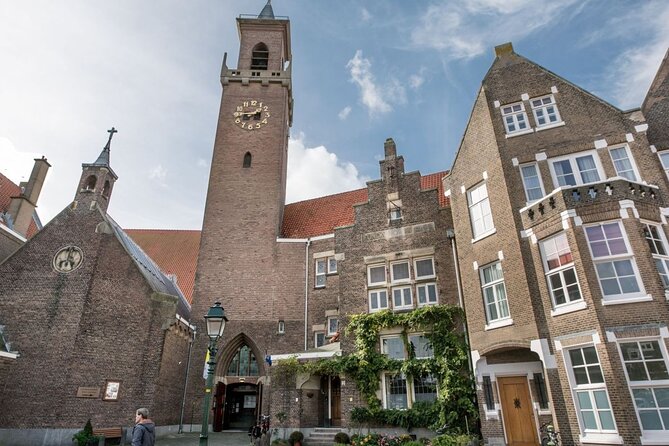The Hague Self-Guided Audio Tour - The Fisherman’s Wife: a small statue with a human story