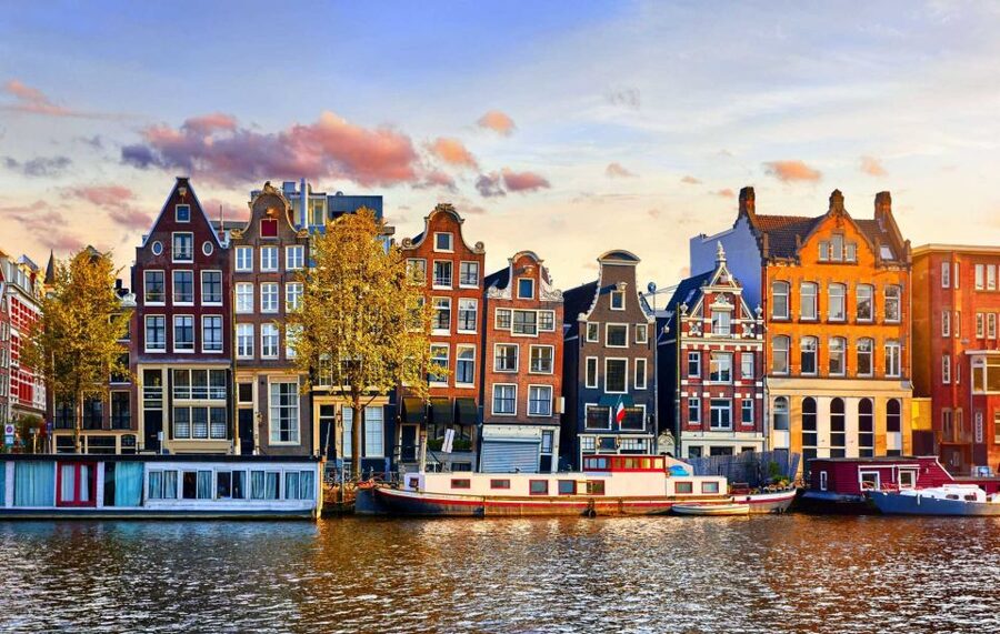 The True Story of Anne Frank's Diary Private Guided Tour - Comparing the two-hour and four-hour routes
