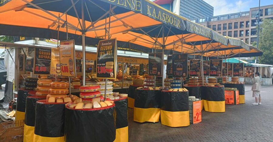 Utrecht - Food Tour: Try out 6 dutch bites - Tompoes, the pastry that makes a mess