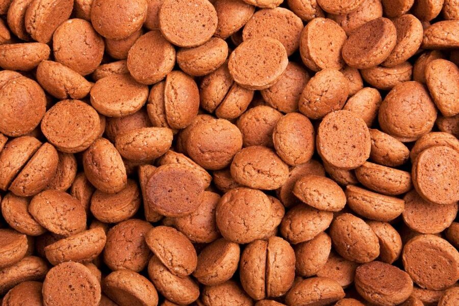 Utrecht - Food Tour: Try out 6 dutch bites - Stroopwafels and the story beneath Vredenburg Market