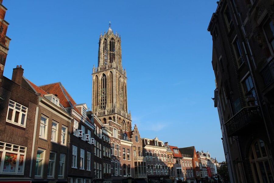 Utrecht: Guided Highlights Walking Tour - The canals have a street above and below