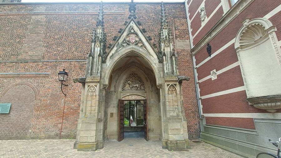 Utrecht: Guided Highlights Walking Tour - The church bar and daily Utrecht life