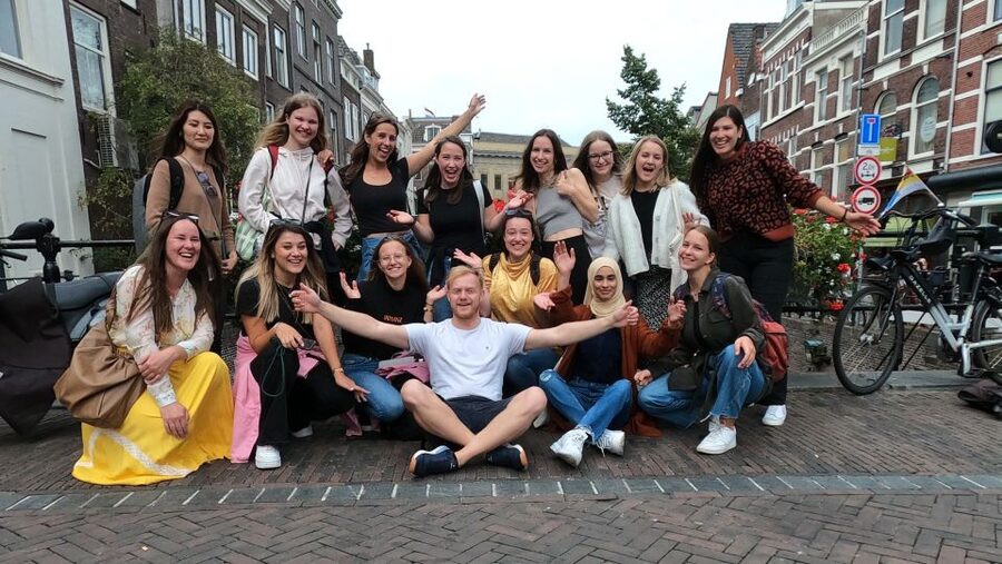 Utrecht: Guided Highlights Walking Tour - Neude library and Vredenburg market