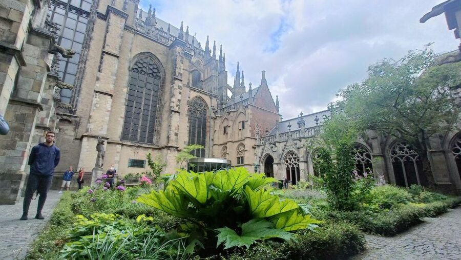 Utrecht: Guided Highlights Walking Tour - What the guide style is like