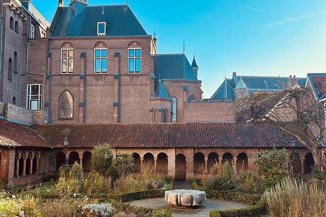 Utrecht Historic City: a Self-Guided Augmented Reality Tour - Zadelstraat and the pleasure of a small mystery