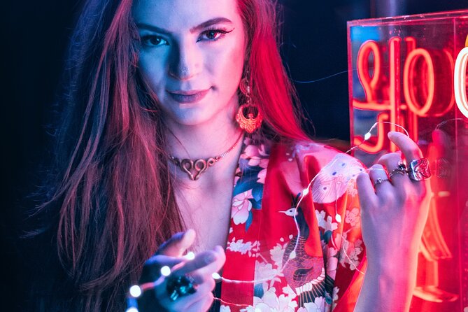Vacation Night Photoshoot & Tour in Amsterdam - How the posing help changes the experience