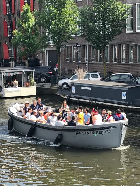 Visit Amsterdam by Boat with a French Guide (french) - Oosterdokskade 8, a simple start near Centraal Station
