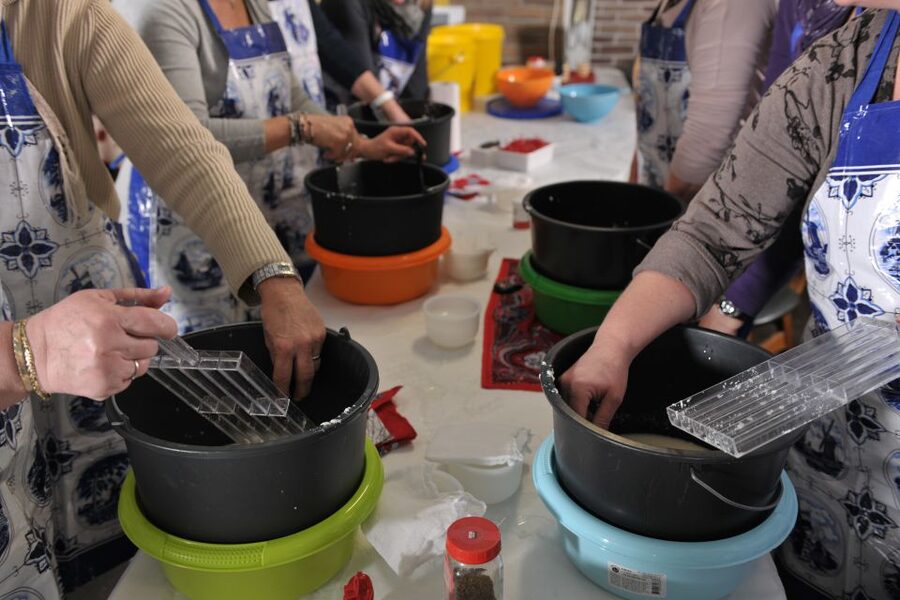 Volendam: 2.5-Hour Cheesemaking Workshop & Clog Making Tour - Tasting Dutch cheese, biscuits, and fruit wine