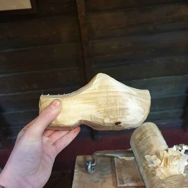 Volendam: 2-Hour Clogmaking Workshop and Cheese Tour - How to get the best session