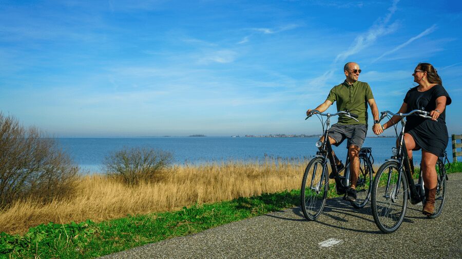 Volendam: E-Bike Rental including Highlights-Routes - Edam for canals, façades and cheese