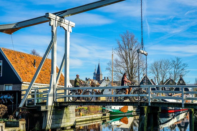 Volendam: E-bike rental with suggested countryside- and fisherman village route - Start at Volendam’s harbour
