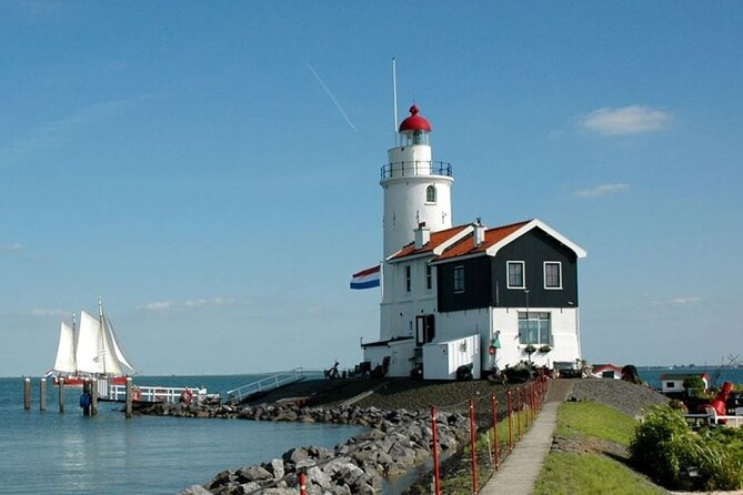 Volendam: E-bike rental with suggested countryside- and fisherman village route - Slow down in Monnickendam
