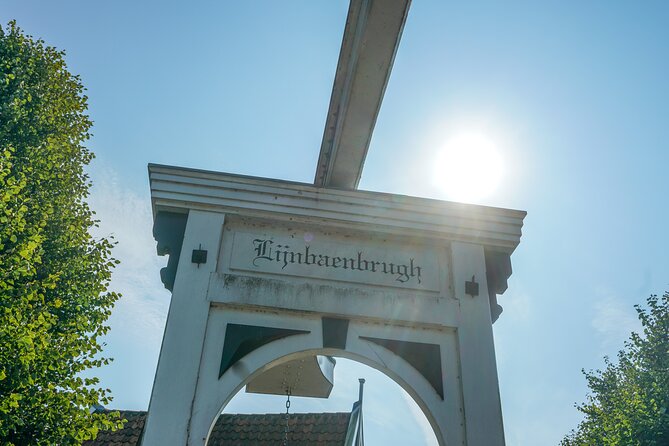 Volendam: E-bike rental with suggested countryside- and fisherman village route - What the $63.22 price really buys