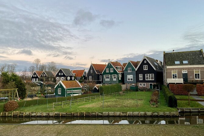 Volendam: E-bike rental with suggested countryside- and fisherman village route - Who will enjoy this ride most