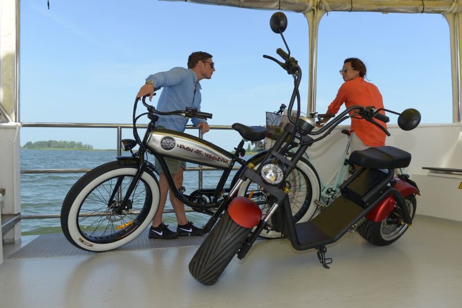 Volendam: E-Fatbike Rental - Starting beneath Volendam’s famous dike