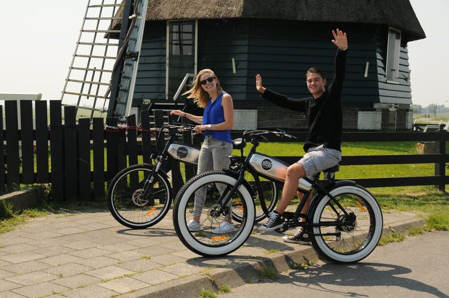 Volendam: E-Fatbike Rental - Monnickendam and its old harbor