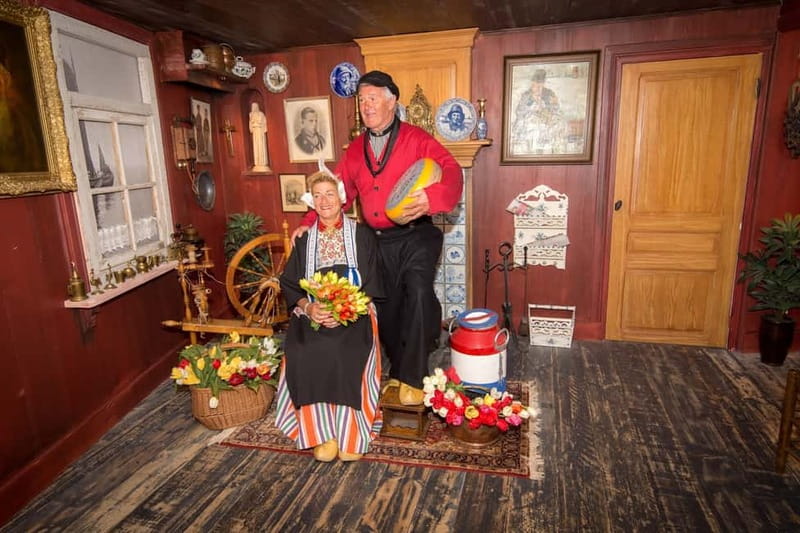 Volendam: Photo Opportunity in Traditional Dutch Costume - The portrait session and your printed photo