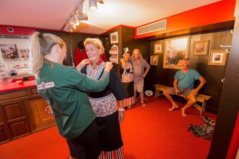 Volendam: Photo Opportunity in Traditional Dutch Costume - Booking, flexibility, and practical planning