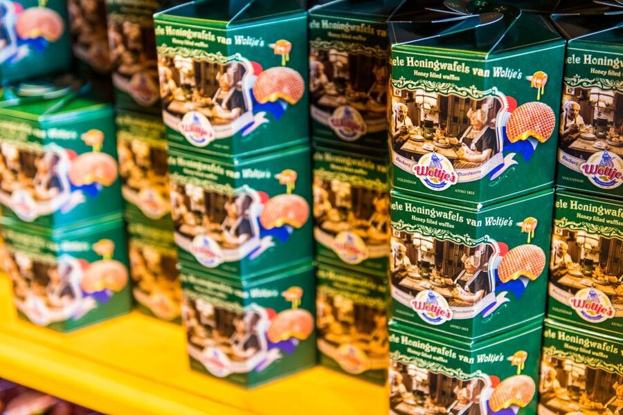 Volendam: Stroopwafel Experience with Tasting - Watching the baker work downstairs